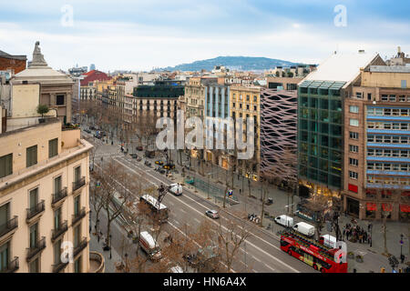 Paseo de Gracia Avenue, eine der Hauptstraßen in Barcelona, Blick vom Casa Mila Dach Katalonien, Spanien Stockfoto