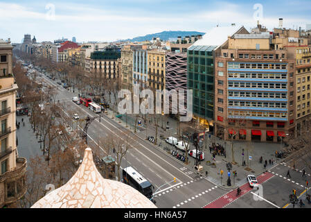 Paseo de Gracia Avenue, eine der Hauptstraßen in Barcelona, Blick vom Casa Mila Dach Katalonien, Spanien Stockfoto