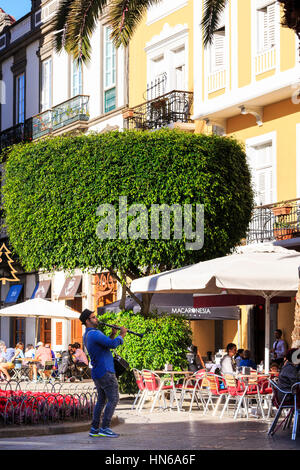 Busker außerhalb Café, Altstadt Vegueta, Las Palmas de Gran Canaria, Gran Canaria, Kanarische Inseln Stockfoto