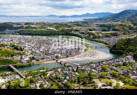 Iwakuni, Japan - 3. Mai 2012: hohe Sicht der Nishiki River schlängelt durch Iwakuni mit Japans Binnenmeer in der Ferne. Die historische 5-a Stockfoto