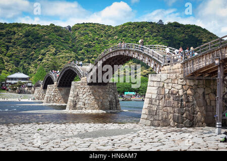 IWAKUNI, JAPAN - Mai 2012: Kintai-Brücke überspannt den Fluss Nishiki in Iwakuni, Japan am 3. Mai 2012. Die 17. Jahrhundert hölzerne Bogenbrücke ist eine Bevölkerung Stockfoto