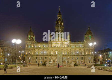 Glasgow George Square und Kenotaph in der Nacht mit Radfahrer Stockfoto