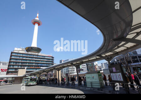 Kyoto, Japan - 21. März 2012: Kyoto Tower und Kyoto Tower Hotel angesehen von Kyoto Station Bus-terminal. Der Turm und es unterstützt Gebäude Haus Stockfoto