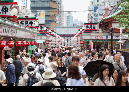 Tokio - 24.Mai: Nakamise Einkaufsstraße in Asakusa, Tokio vollgepackt mit Touristen am 24. Mai 2012. Die geschäftige Arkade verbindet Senso-Ji Tempel, es ist out Stockfoto