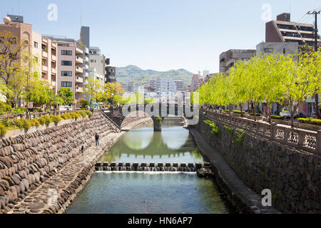 NAGASAKI, JAPAN - 28.April: The Nakashima Fluss und Brille Brücke in Nagasaki, Japan am 28. April 2012. Die Brücke, auch bekannt als Maganebashi, wa Stockfoto