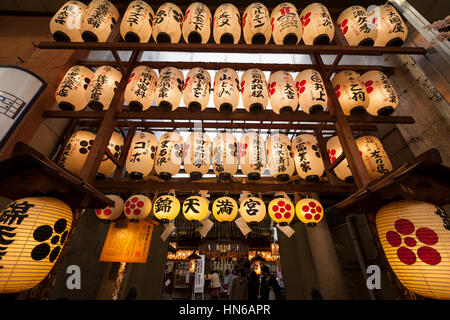 Kyoto, Japan - 20. März 2012: Beleuchteten Lampions hängen über dem Eingang des Nishiki Tenmangu Schrein auf Teramachi Einkaufsstraße in downto Stockfoto