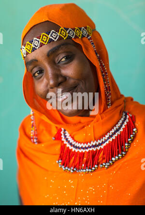 Porträt einer Afar-Stamm-Frau mit einem orangefarbenen Schleier und Perlen Stirnband, Afar-Region Semera, Äthiopien Stockfoto