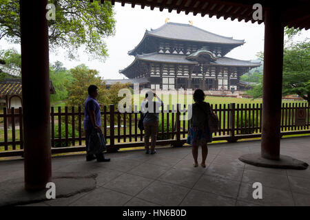 Nara, Japan - 9. Mai 2012: Touristen auf der Suche in der großen Buddha-Halle im Todaiji Tempel in Nara. Die Halle ist die größte Holzkonstruktion der Welt Stockfoto