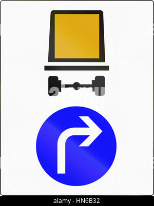 Französische regulatorischen Wegweiser - Fahrzeugen mit gefährlichen Gütern müssen rechts abbiegen. Stockfoto