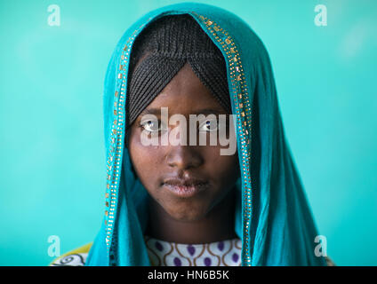 Porträt eines Afar Stammes Mädchen mit geflochtenen Haaren und einen blauen Schleier, Afar-Region Semera, Äthiopien Stockfoto