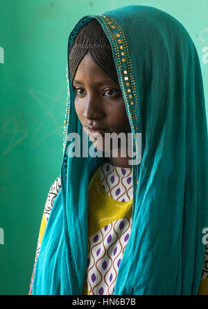 Porträt eines Afar Stammes Mädchen mit geflochtenen Haaren und einen blauen Schleier, Afar-Region Semera, Äthiopien Stockfoto