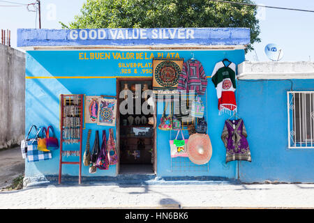 Traditionelles buntes Touristengeschäft in Playa del Carmen, Riviera Maya, Yucatan Peninsula, Mexiko Stockfoto