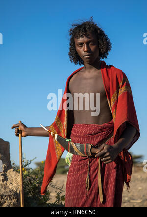 Porträt eines Afar Stammes Mannes mit seinem Messer Guile, Afar-Region, Chifra, Äthiopien Stockfoto