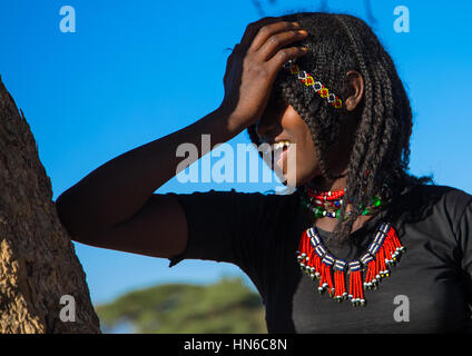 Porträt eines Afar Stammes Mädchen mit geflochtenen Haaren lachen, Afar-Region, Chifra, Äthiopien Stockfoto