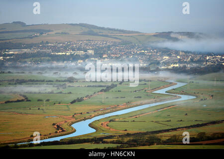 Nebligen Morgen über den Fluss Ouse und Lewes, der Grafschaft Stadt East Sussex, UK Stockfoto