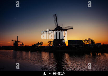 Sternenhimmel über holländischen Mühlen Stockfoto