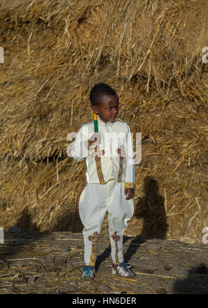 Äthiopischen jungen in traditioneller Kleidung während Timkat Epiphanie Festival, Amhara Region, Lalibela, Äthiopien Stockfoto