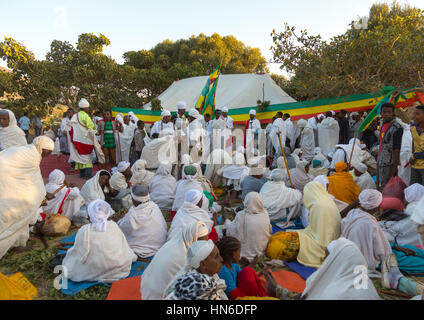 Äthiopische Pilger ruht während Timkat Epiphanie Festival, Amhara Region, Lalibela, Äthiopien Stockfoto