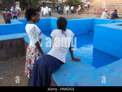 Äthiopische orthodoxe Pilger vor dem Pool an Timkat Festival, Amhara Region, Lalibela, Äthiopien Stockfoto