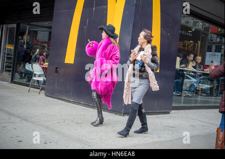 Fashion forward asiatische Touristen weitergeben Sonntag, 5. Februar 2017 ein McDonald's-Restaurant in Midtown Manhattan in New York. (© Richard B. Levine) Stockfoto