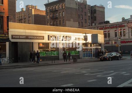 Ein Geschäft in der Drogeriekette Rite Aid im Stadtteil Chelsea von New York City ist auf Samstag, 4. Februar 2017 zu sehen. Rite Aid und Walgreens Boots Alliance haben vor kurzem ein neues Abkommen mit Walgreens geschmiedet Rite Aid für 2 Dollar weniger pro Aktie zu kaufen. (© Richard B. Levine) Stockfoto