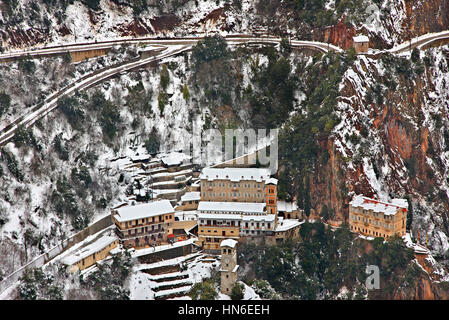 Proussos Kloster ("Panagia Proussiotissa"), eines der wichtigsten Klöster in Griechenland, eingebettet in den Bergen von Evrytania, Zentralgriechenland. Stockfoto