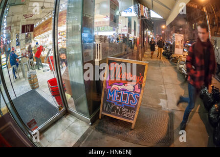 Der Murray Käse Lagern in Greenwich Village in New York auf Dienstag, 7. Februar 2017. Kroger Co., hat die größte Supermarkt-Kette in den USA Murrays Käse befindet sich in Greenwich Village in New York für einen ungenannten Betrag erworben. Murrays eröffnete im Jahre 1940 während Kroger in 35 Staaten befindet. Kroger hatte ein Murray Käse Abteilung in 350 Filialen in einer Vereinbarung aus dem Jahr 2008. (© Richard B. Levine) Stockfoto