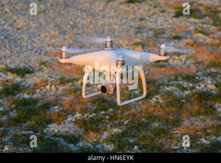 Russland, Poltavskaya Dorf - 28. August 2016. Die Drohne über dem Boden schweben. Start oder Landung Quadrocopter. Stockfoto