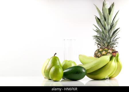 Zusammensetzung der grünen Früchte auf weißem Hintergrund Stockfoto