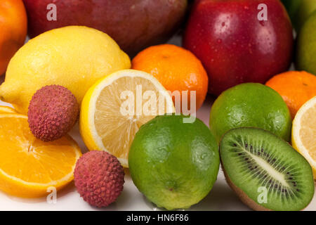 Nahaufnahme des Sortiments der bunten tropischen Früchten. Wassertropfen auf einige der Früchte Stockfoto