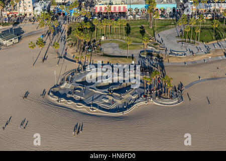 Los Angeles, Kalifornien, USA - 17. Dezember 2016: Am Nachmittag Luftbild von Venice Beach Skate-Park in Süd-Kalifornien. Stockfoto