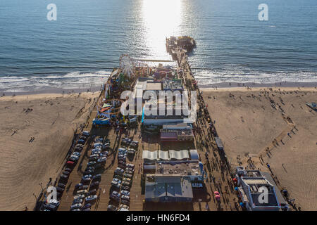 Santa Monica, Kalifornien, USA - 17. Dezember 2016: Spät am Nachmittag Antenne des Santa Monica Pier und dem Pazifischen Ozean in Südkalifornien. Stockfoto