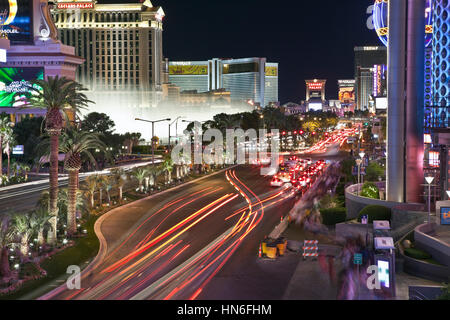 Nachtverkehr am Las Vegas Strip in Southern Nevada. Stockfoto