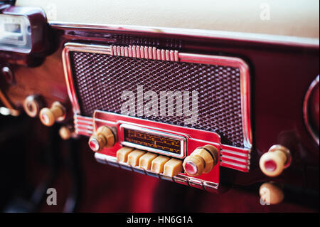 Radio im Armaturenbrett im Inneren des alten Oldtimer Auto. Stockfoto