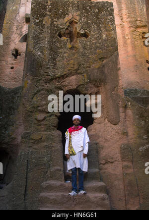 Orthodoxer Priester stehen in einem Felsen Kirche, Amhara Region, Lalibela, Äthiopien Stockfoto