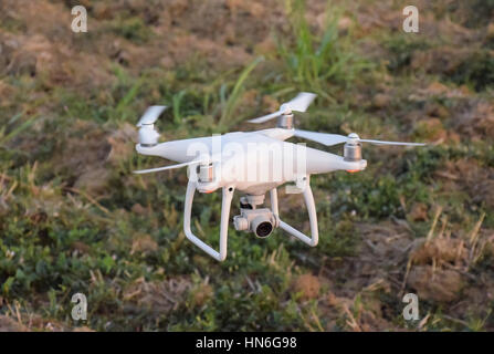 Russland, Poltavskaya Dorf - 28. August 2016. Die Drohne über dem Boden schweben. Start oder Landung Quadrocopter. Stockfoto