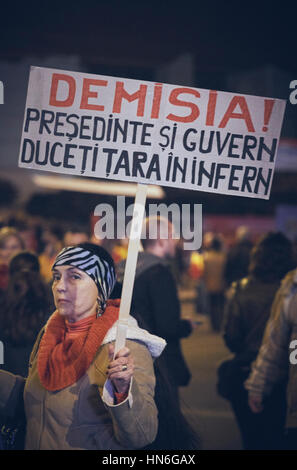 Bukarest, Rumänien - 6. Oktober 2013: Erwachsene Frau hält ein Slogan Plakat während der Masse Revolte gegen die gold Cyanid Extraktion in Rosia Montana Stockfoto