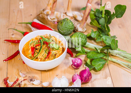 Thailand Essen Curry Schweinefleisch scharf auf Holztisch. Thailand nennen Panang. Stockfoto