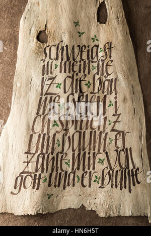 Kalligraphie-Studio, Schrift auf Baum Rinde, Seebruck, Oberbayern, Deutschland Stockfoto