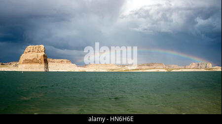 Lone Rock mit Regenbogen, Lake Powell, Utah, USA Stockfoto