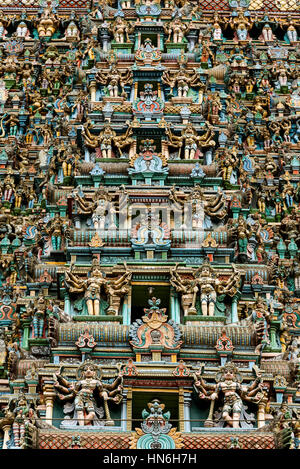 Nahaufnahme von Gottheiten, Westturm, Meenakshi Amman Tempel, Madurai, Tamil Nadu, Indien Stockfoto