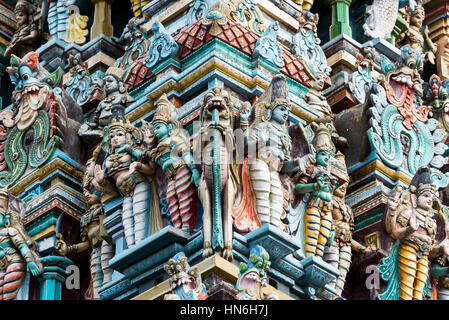 Nahaufnahme von Gottheiten, Westturm, Meenakshi Amman Tempel, Madurai, Tamil Nadu, Indien Stockfoto