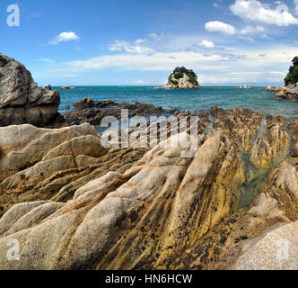 Kaiteriteri Felsen vertikales Panorama, Abel Tasman National Park, Neuseeland. Im Hintergrund sind die Städte Mapua, Motueka und Nelson. Stockfoto