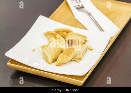 Brot Käse leicht salzig auf Holzplatte im Restaurant. Stockfoto