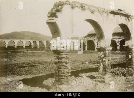 Antike c1910 Foto, Spalten die Mission San Juan Capistrano war eine spanische Mission im kolonialen Las Californias. Die Ruinen befinden sich in heutigen San Juan Capistrano, Orange County, Kalifornien, USA. Stockfoto