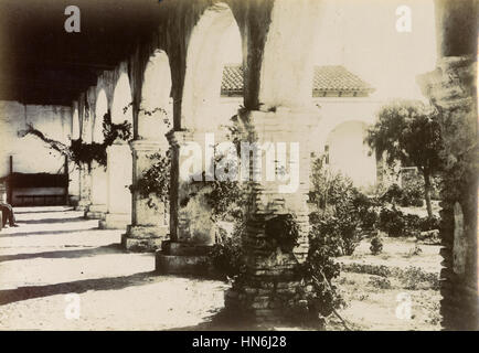 Antike c1910 Foto, Spalten die Mission San Juan Capistrano war eine spanische Mission im kolonialen Las Californias. Die Ruinen befinden sich in heutigen San Juan Capistrano, Orange County, Kalifornien, USA. Stockfoto