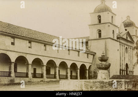 Antike c1910 Foto, die Fassade der Santa Barbara Mission. Mission Santa Barbara ist eine spanische Mission von Franziskaner-Ordens in der Nähe von heutigen Santa Barbara, Kalifornien, USA gegründet. Es wurde von Pater Fermín Lasuén am 4. Dezember 1786 gegründet. Stockfoto