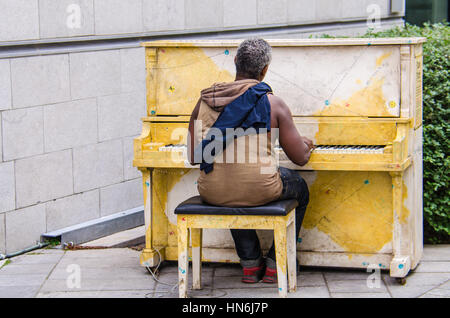 Montreal, Kanada - 26. Juli 2014: Obdachloser Klavierspiel auf einer Straße in Montreal, Quebec, Kanada. Stockfoto