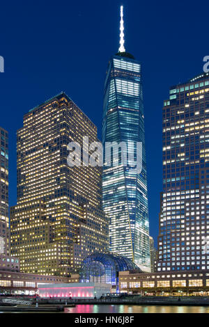 New York Financial Center in der Dämmerung und One World Trade Center und die umliegenden Geschäftsviertel. Stockfoto