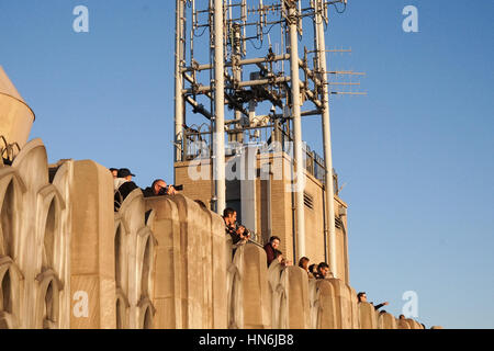 Touristen, die den Sonnenuntergang von der Oberkante des Bodens Rock Anzeige am oberen Rand des Rockefeller Center, New York City Stockfoto